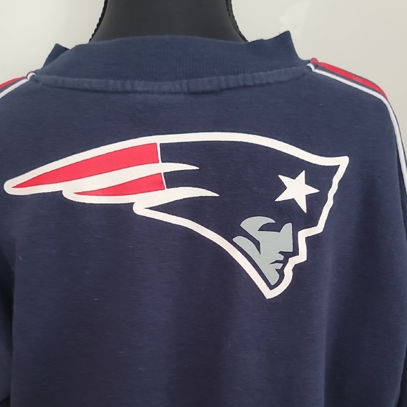 NFL Patriots Women's Navy and White Crew Neck Cropped Sweatshirt - Picture 7 of 10